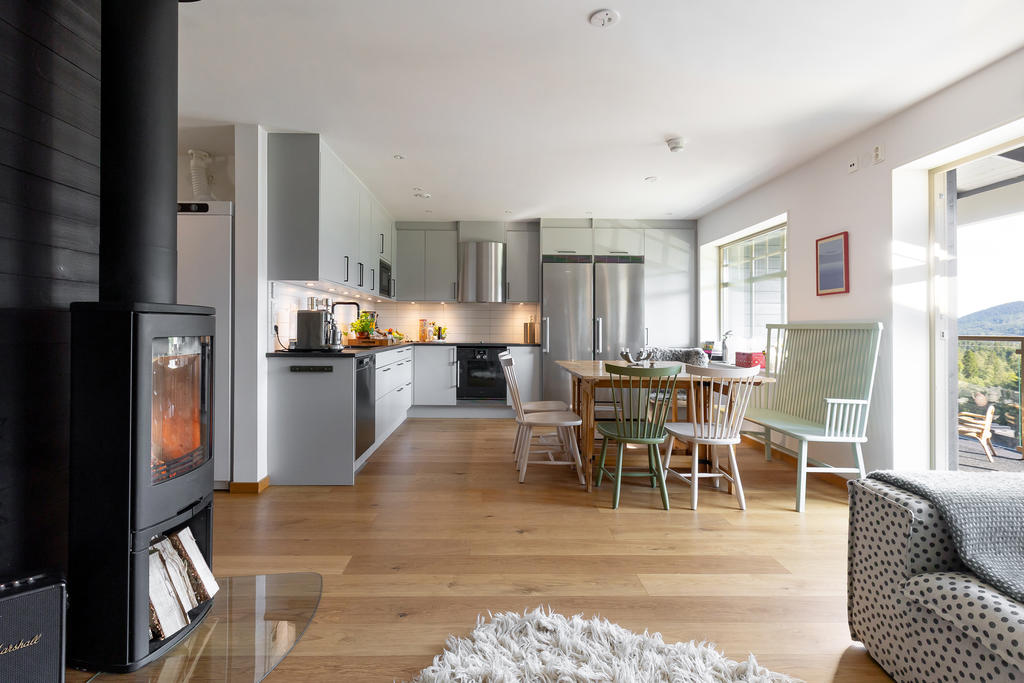 Hög standard med enstavigt ekgolv, braskamin och vitvaror från bland annat Gaggenau.