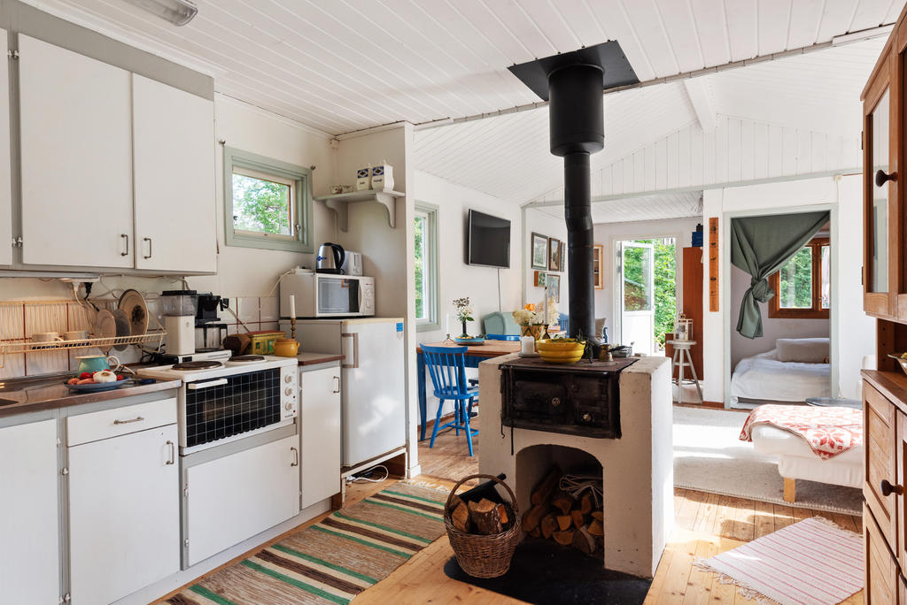 Kök, vedspis och allrum