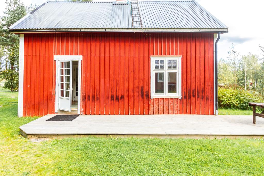 Baksida huset med trädäck.