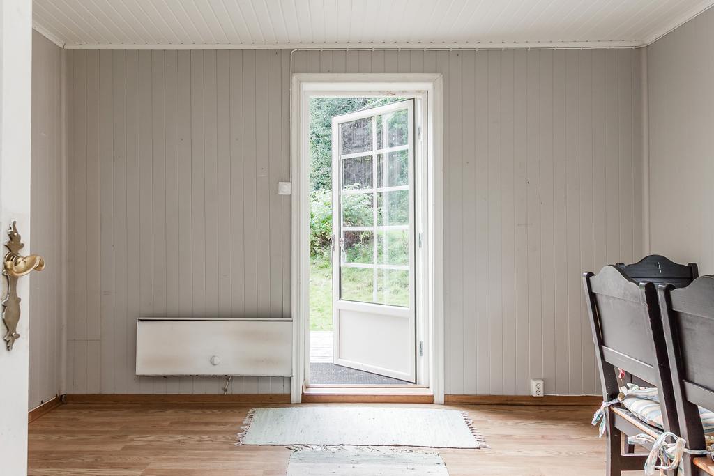 Dörr ut till trädäck från allrum.