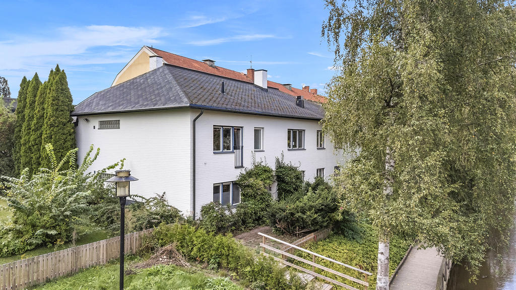 Fastigheten är belägen längs med Köpingsån