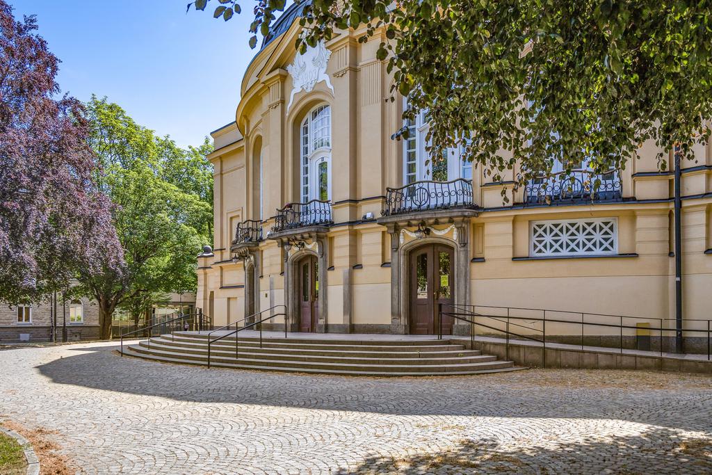 Nära nöjen såsom konserter och teatrar 