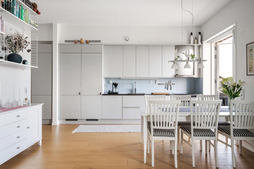 Kök och vardagsrum i öppen planlösning