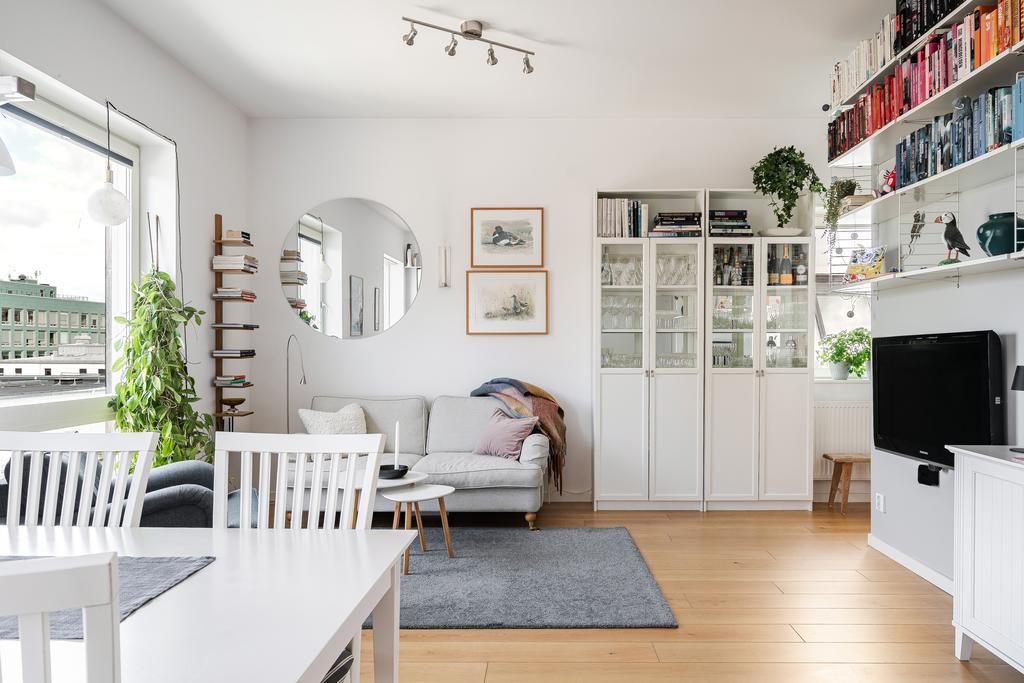 Öppet och ljust genom hela lägenheten
