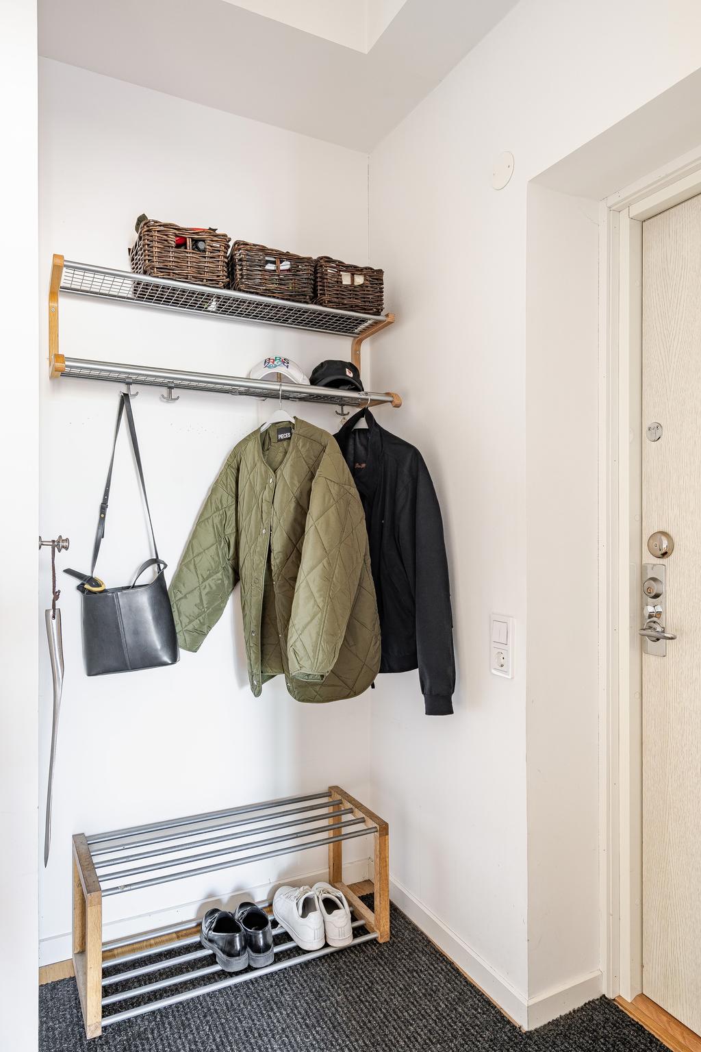 Entréhall med plats för avhängning 