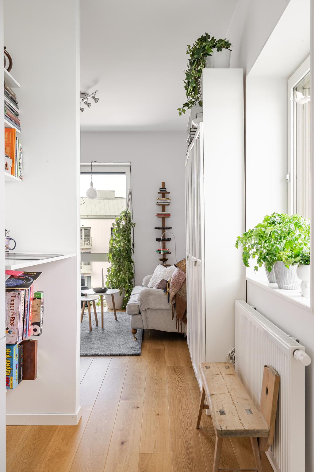 Genomsikt från sovrum mot vardagsrum 