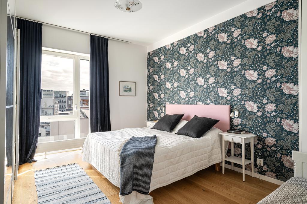 Sovrum med plats för dubbelsäng och garderobsvägg med skjutdörrar 