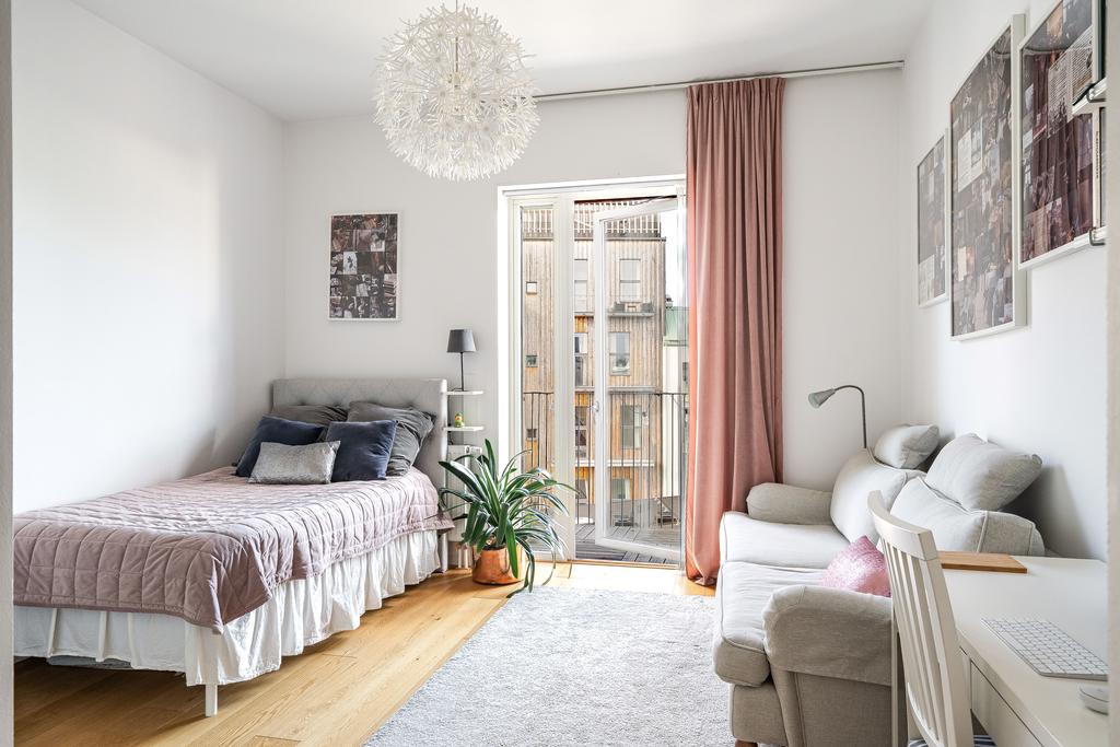 Sovrum med utgång till balkong