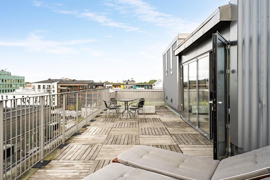 Takterrass på huset med utsikt över Vallastaden 