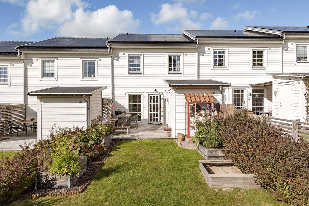 Bostadsrätten erbjuder en villa-känsla med egen trädgårdstäppa 