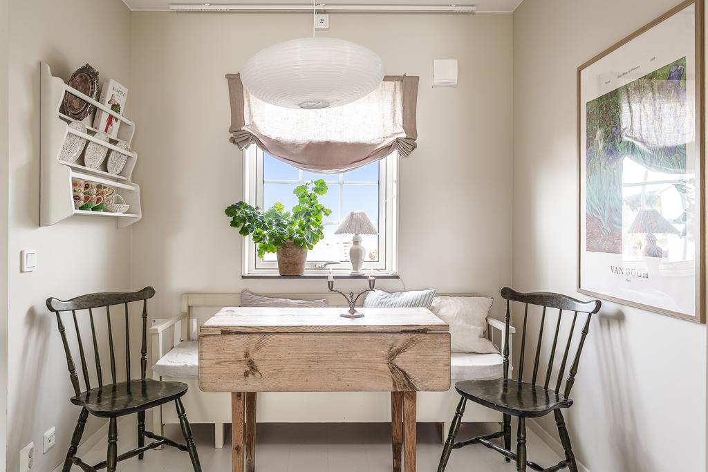 Intill köket finns utrymme för en matplats 