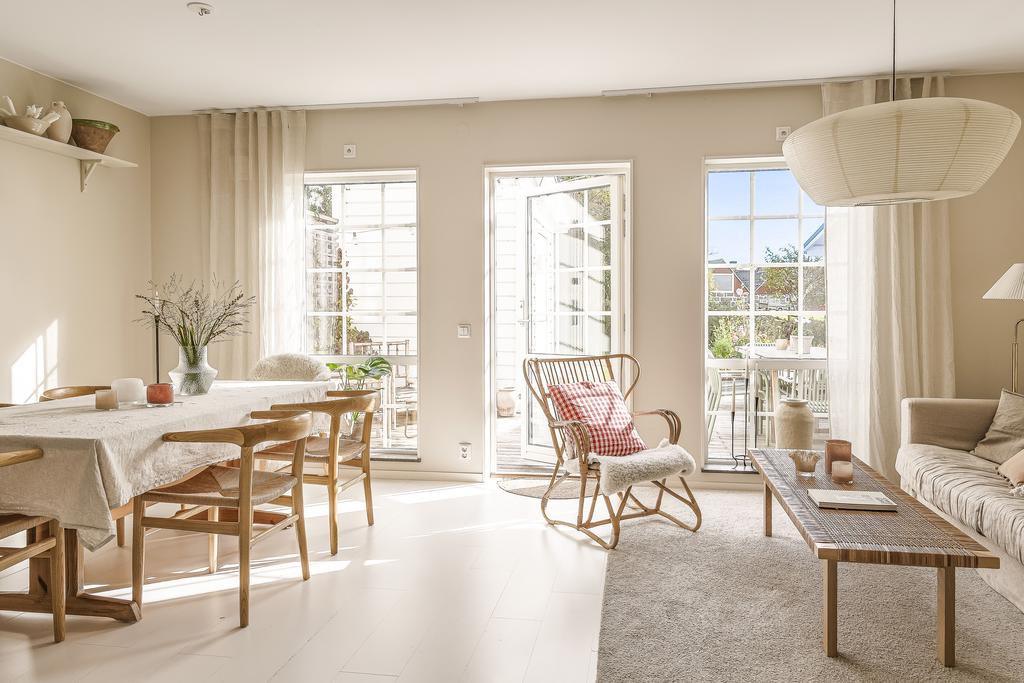 Vardagsrummet har stora fönsterpartier vilket skapar ett härligt ljusinsläpp 