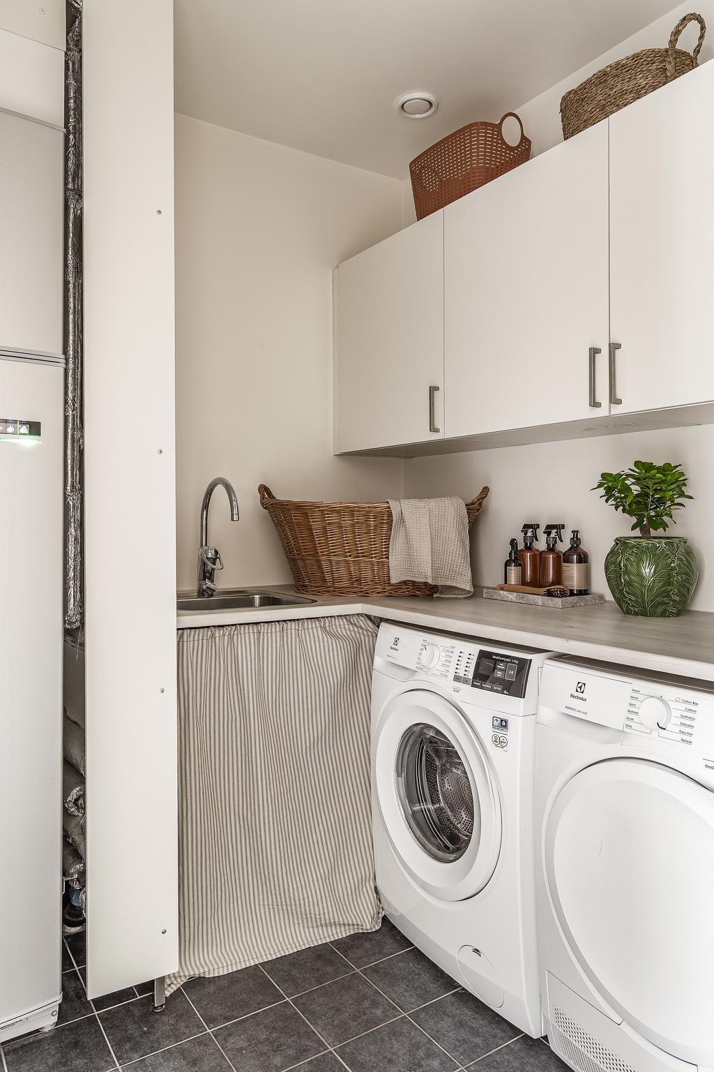 På entréplan finns en separat tvättstuga med tvättho och överskåpsförvaring 