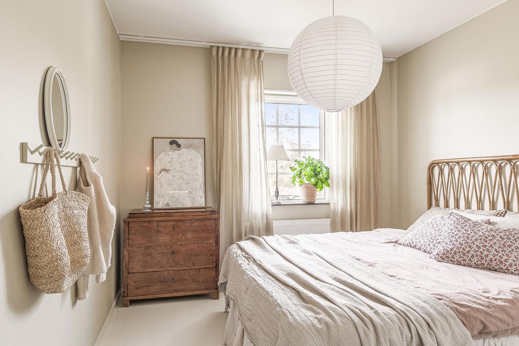 Det större sovrummet har skjutgarderober för förvaring 