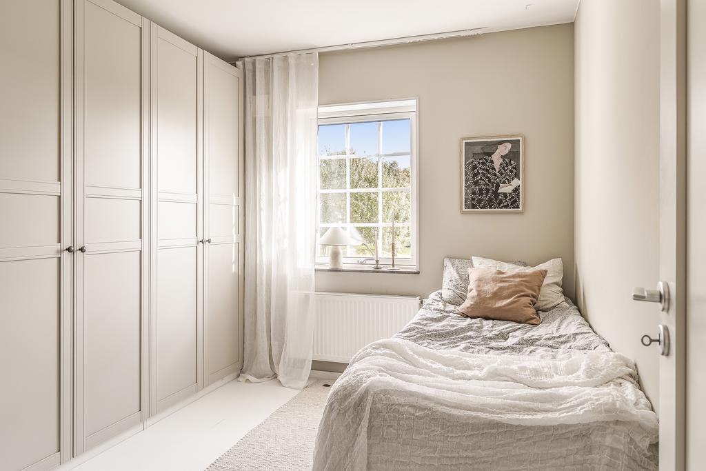 I ett av den andra sovrummen finns också garderober för förvaring som ingår vi köp 