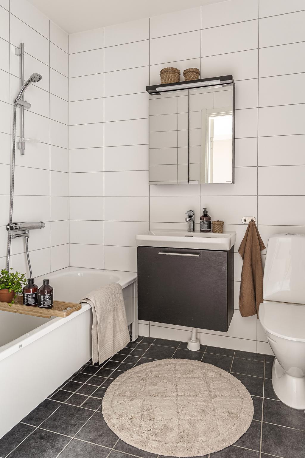 Badrummet på ovanvåningen har badkar