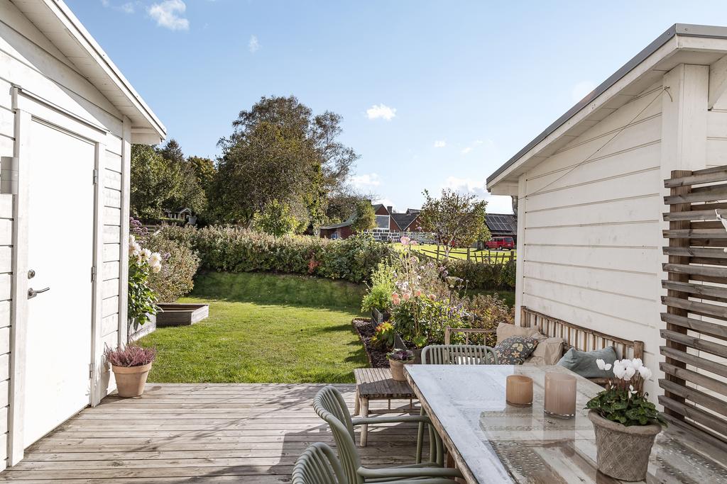 Den härliga uteplatsen med lantliga vyer 