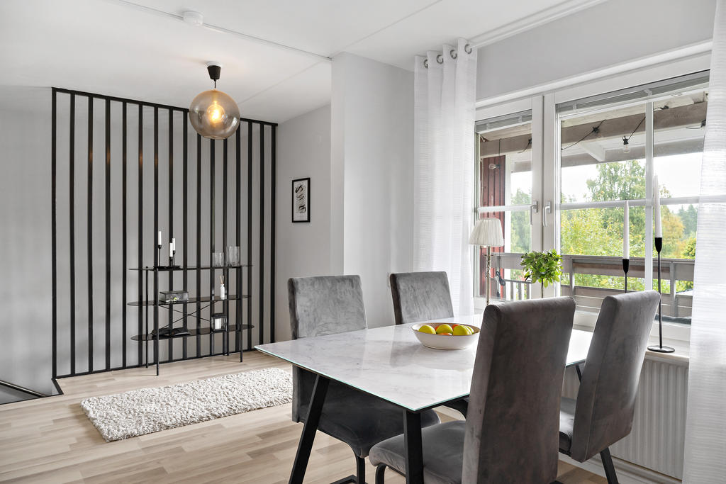 Ljust och öppet, utrymme för ordentlig matplats med utgång till balkong