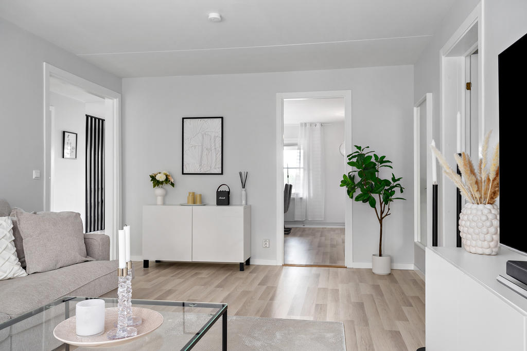 Vy mot kök från vardagsrum, sovrummen är placerade i varsin ände av bostadsrätten