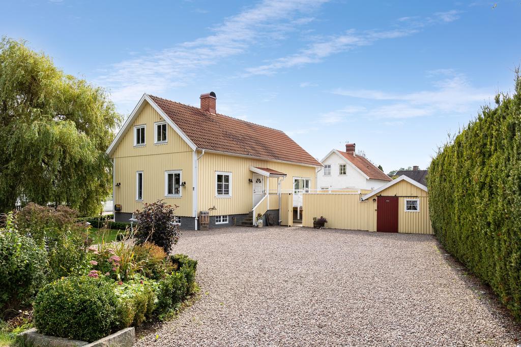 Varmt välkomna till denna idyll på Visperdalsvägen 1! 