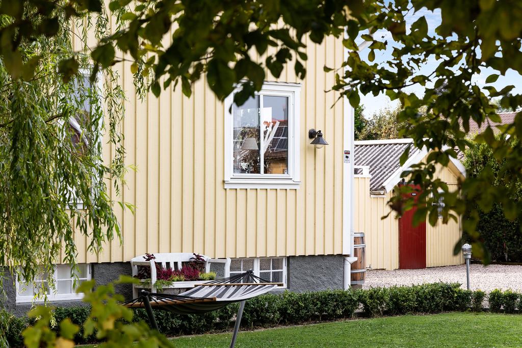  Tomten har en härlig gräsmatta, lummig grönska som omgärdar fastigheten och en alldeles egen innergård 