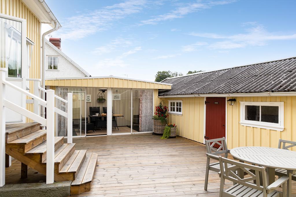 Här sitter man skyddat på sin alldeles egna innergård, ett perfekt ställe att umgås eller bara njuta på 