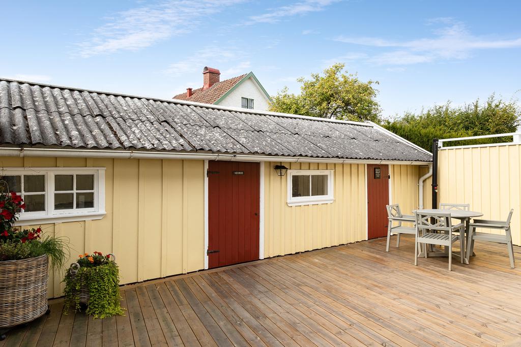 Det låga mysiga huset skärmar av på ett snyggt sätt och erbjuder förvaringsmöjligheter 
