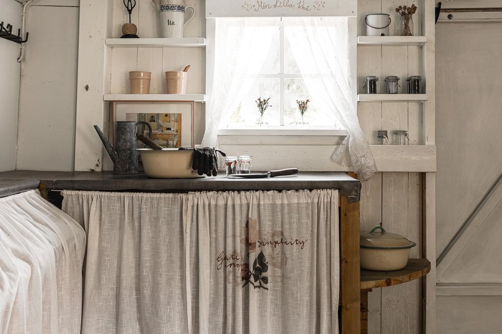 Inne i det lägre huset, charmigt och riktigt bra om man gillar trädgårdsarbete