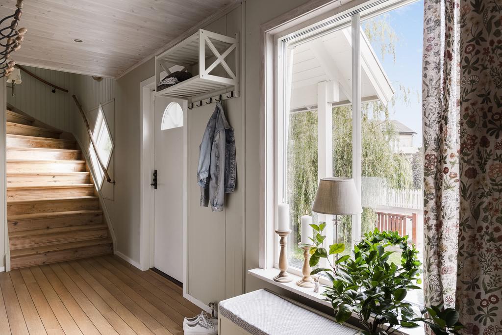 Den andra entrén ligger på huset andra långsida. Härifrån nås ett wc, de båda vardagsrummen samt trappan upp till andra våning 