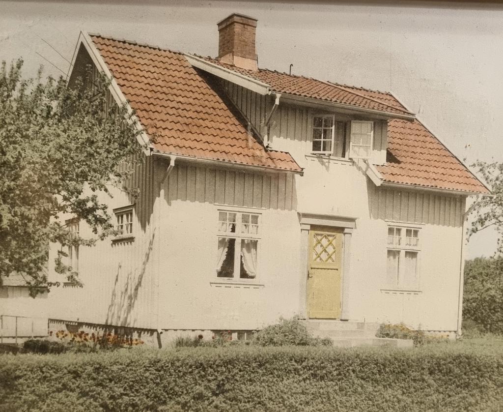 En äldre bild på huset (säljarnas foto) 