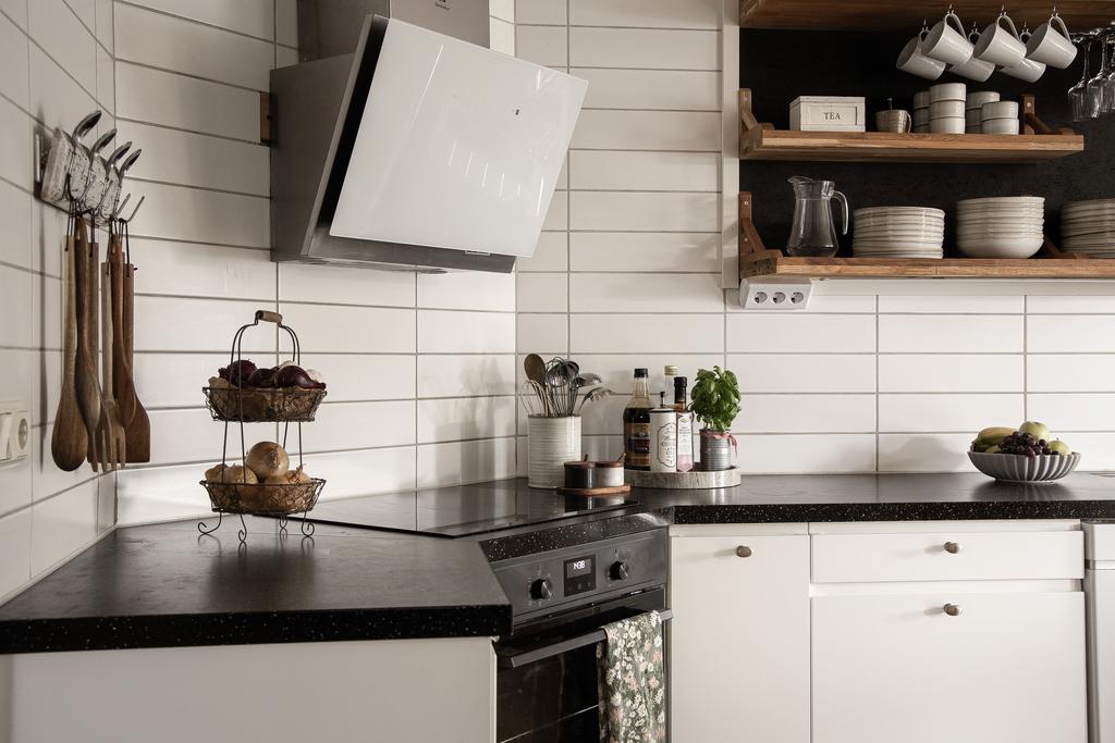 I anslutning till entrén nås köket som totalrenoverades under 2008 och under 2020 fick upplyft av nuvarande ägare