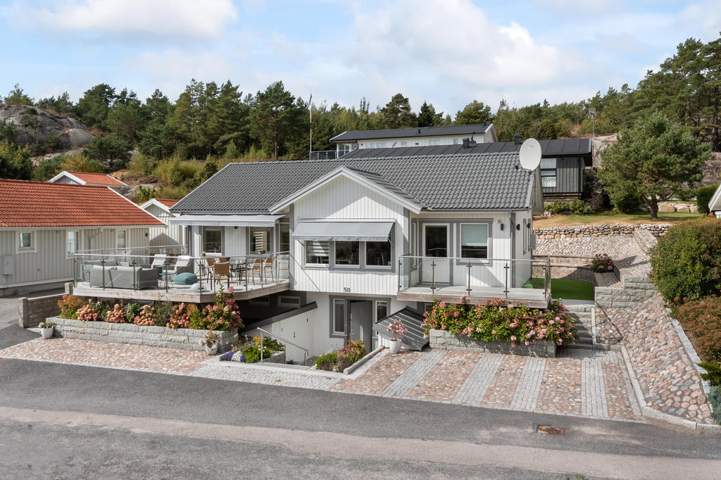 Entrésidan huset, med plats för två bilar att parkera intill huset.