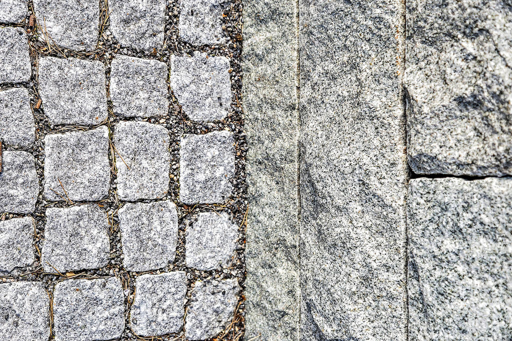 Detaljbild stensättning trädgård.