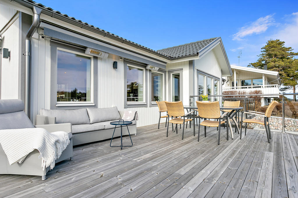 Terrass med infravärme och elstyrda markiser.