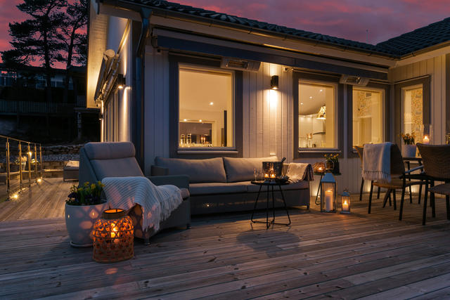 Terras med utgång från sällskapsrum i sydväst.