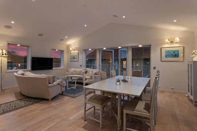 Sällskapsdel matplats och soffhörna.