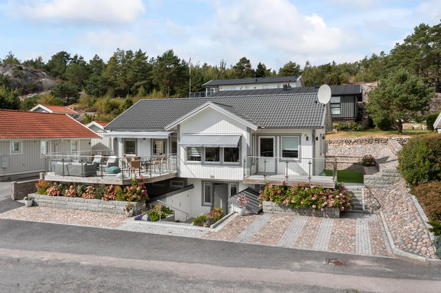 Entrésidan huset, med plats för två bilar att parkera intill huset.