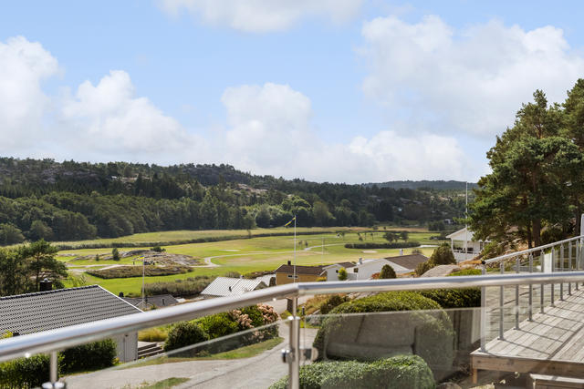 Utsikt från terrassen över Fjällbacka golfbana.
