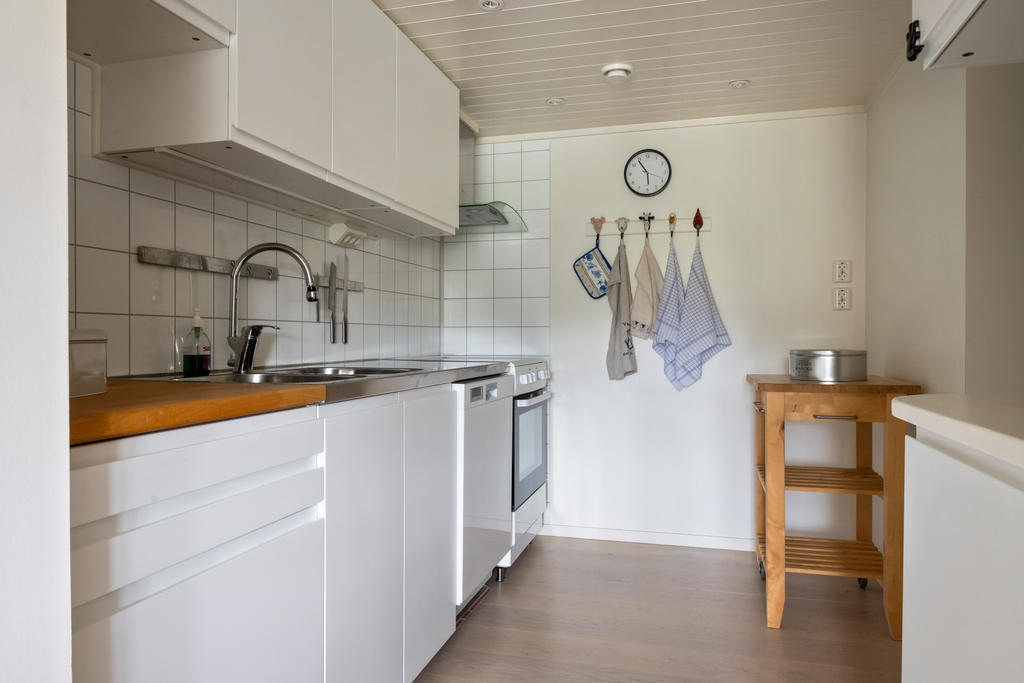 Det fräscha köket erbjuder alla nödvändiga bekvämligheter, perfekt för matlagning och umgänge.