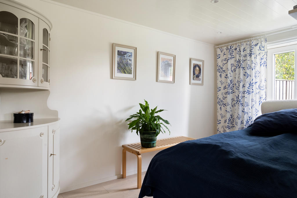 Sovrum 1 erbjuder härligt ljusinsläpp och ett praktiskt stilrent utrymme med plats för enkelsäng