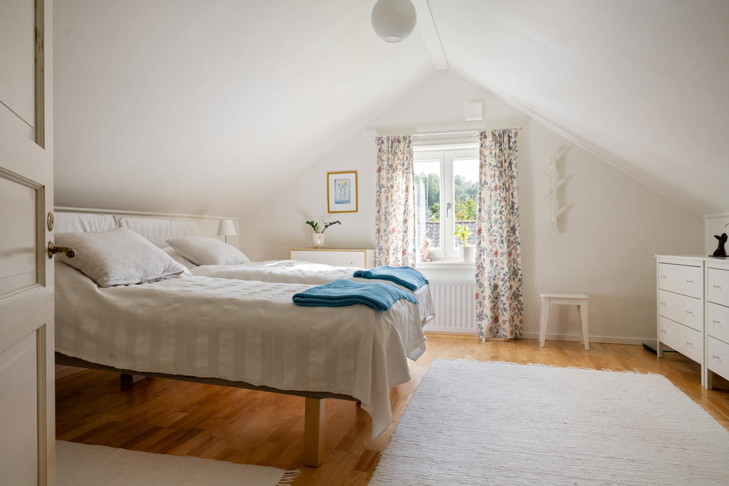 Master bedroom är ett elegant sovrum med en rymlig atmosfär, fantastiskt ljusinsläpp och generöst utrymme för en stor dubbelsäng.