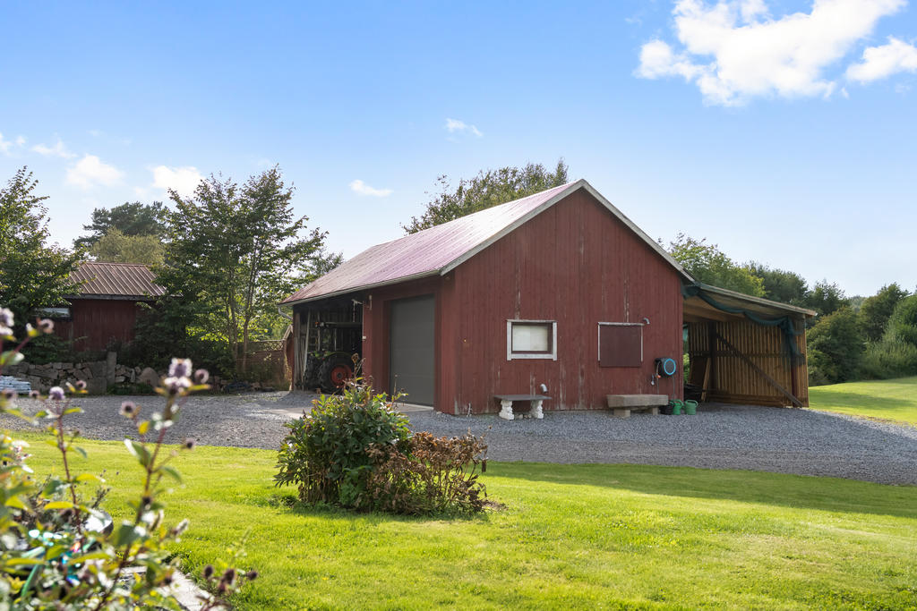 Praktiskt ladugård med två separata utrymmen. Perfekt för förvaring av fordon och maskiner.
