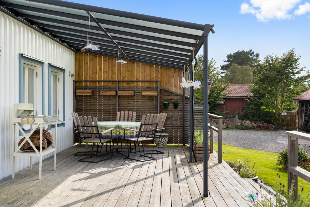 Härlig altan på husets framsida med eftermiddag och kvällssol! Perfekt för middagar och sociala stunder.