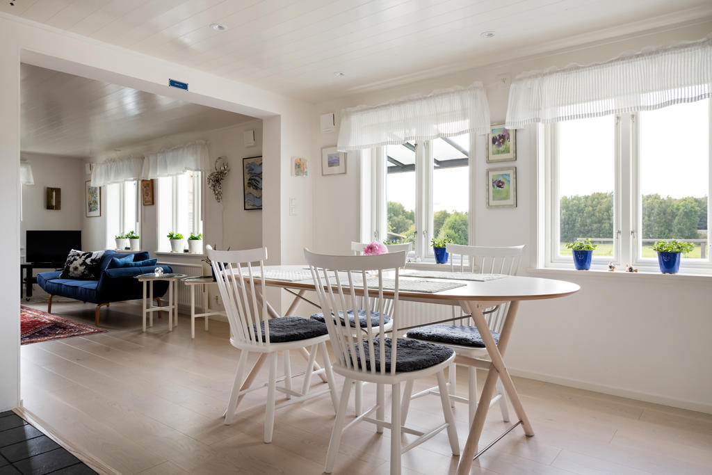 Ljus och härlig matsalsplats intill vardagsrum och kök.