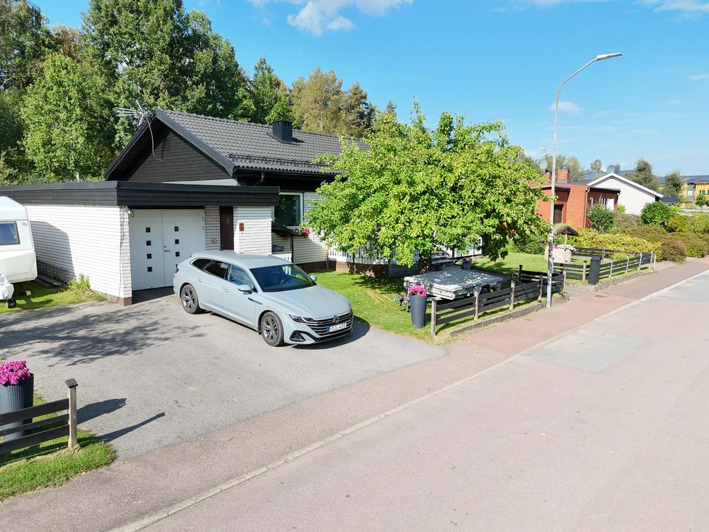 Bred uppfart och garage