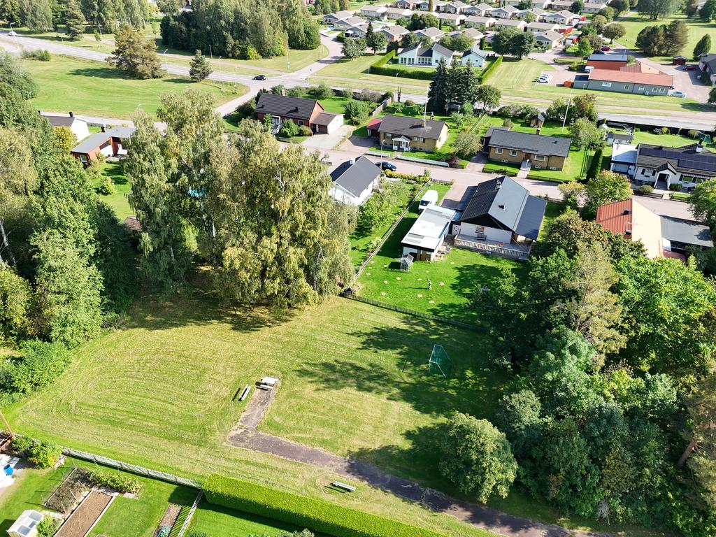 Bakom huset finns en grönyta med ett fotbollsmål