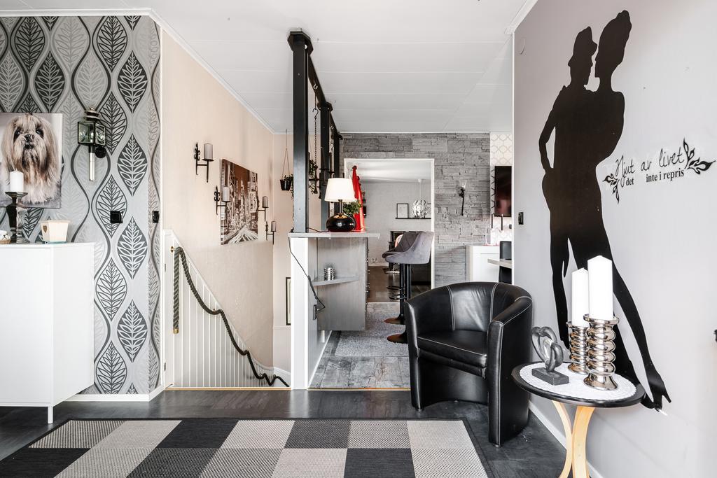 Hallen mot kök och trappa till källaren