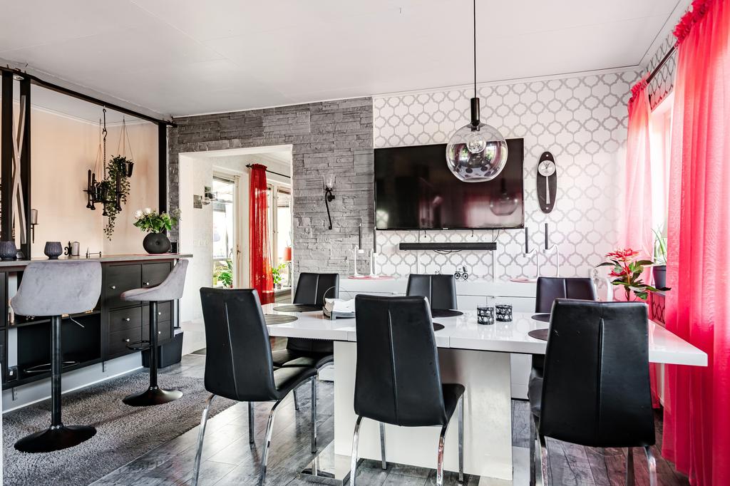 Kök med plats för ett större matbord