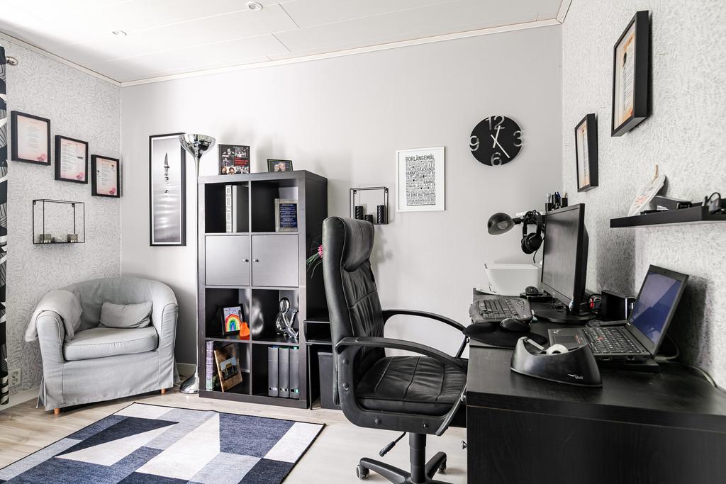 Sovrum/Kontor på ovanvåningen.