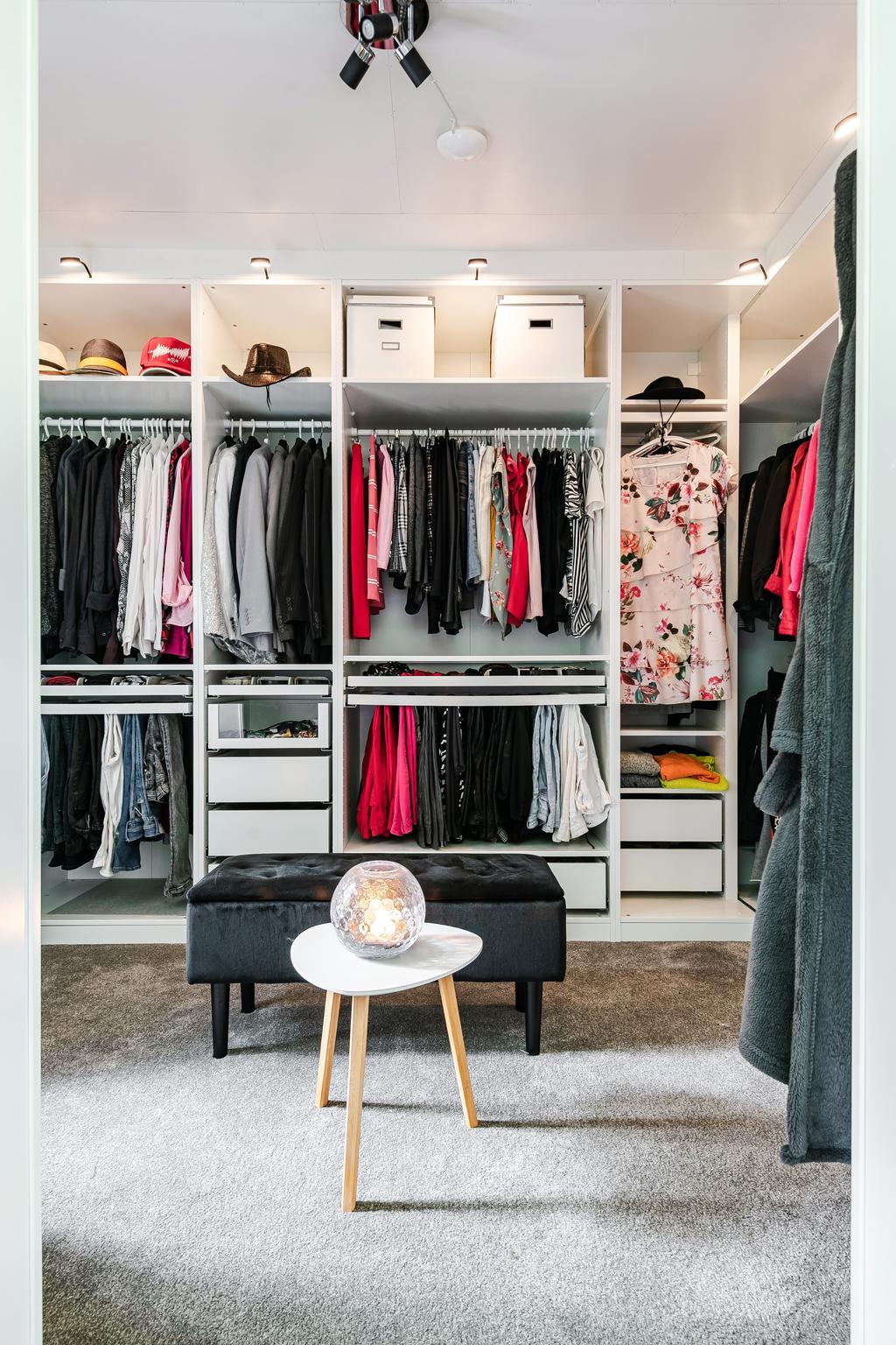 Bakom garderobsdörren i sovrummet är ingången till en fantastisk walk-in-loset